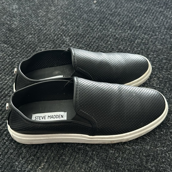Steve Madden, Women’s Zach Perforated Black Slip On Shoes, Size 6.5 M - Picture 2 of 2